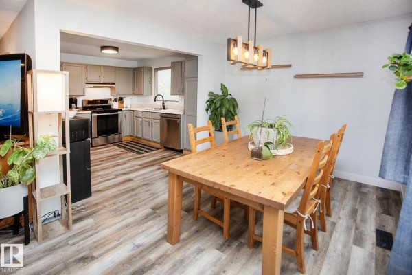 Family room - 8 Ash Cr, St  Albert, AB T8N3J3 Photo 4