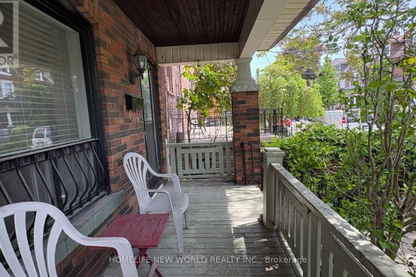 Kitchen - 8 Burnfield Avenue, Toronto, ON M6G1Y5 Photo 3