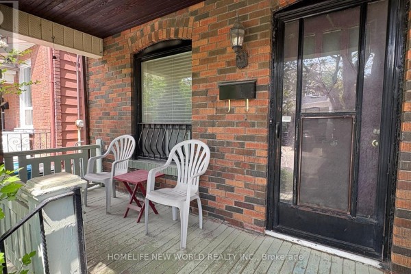 Family room - 8 Burnfield Avenue, Toronto, ON M6G1Y5 Photo 4