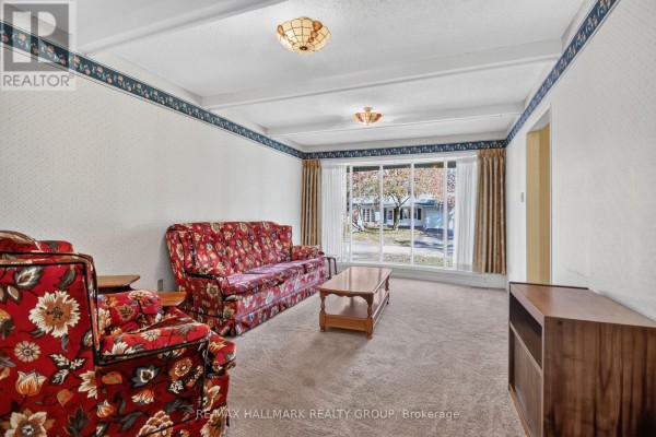 Family room - 8 Burnview Crescent, Ottawa, ON K1B3J3 Photo 3