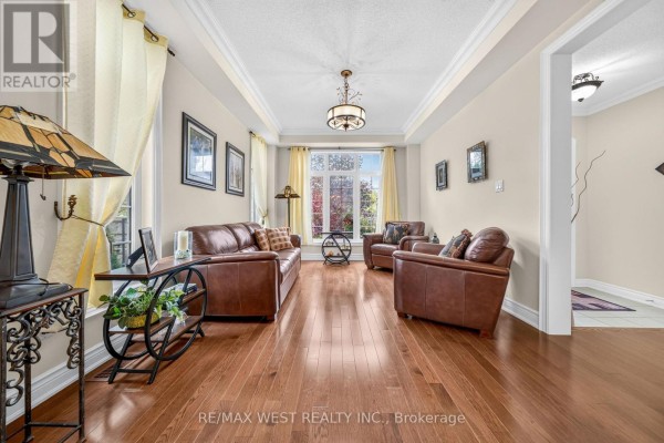 Dining room - 8 Calvados Crescent, Brampton, ON L6P2Z1 Photo 3