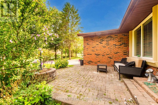 8 Cardwell Court, Adjala Tosorontio, ON, photo 3