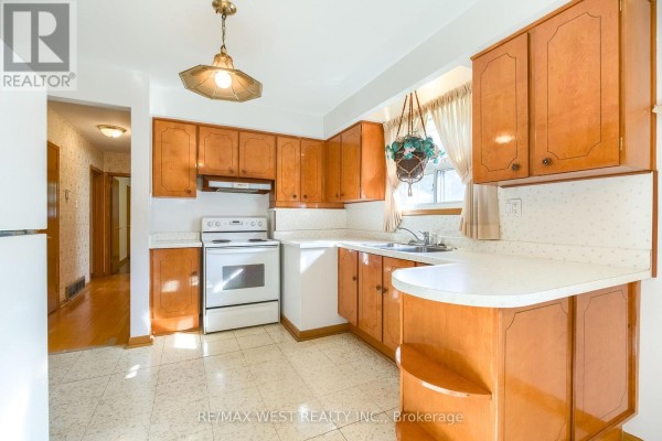 Kitchen - 8 Carswell Place, Toronto, ON M9R3K7 Photo 3