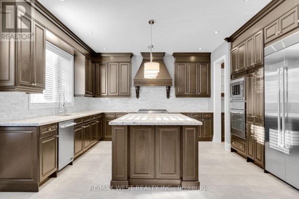 Kitchen - 8 Chapel Gully Trail, King, ON L7B0A1 Photo 5