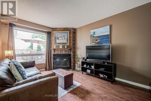 Family room - 8 Closs Square, Aurora, ON L4G5H7 Photo 3