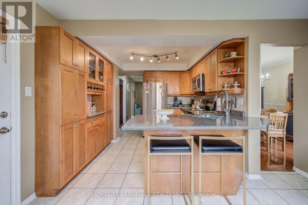 Kitchen - 8 Closs Square, Aurora, ON L4G5H7 Photo 4