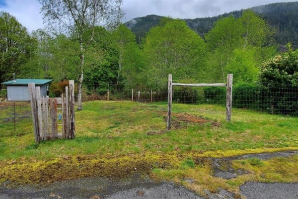 8 Freda Rd, Tahsis, BC V0P1X0 Photo 3