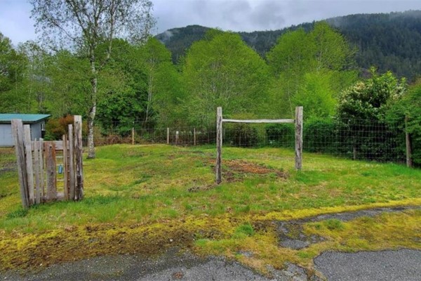 8 Freda Rd, Tahsis, BC V0P1X0 Photo 5