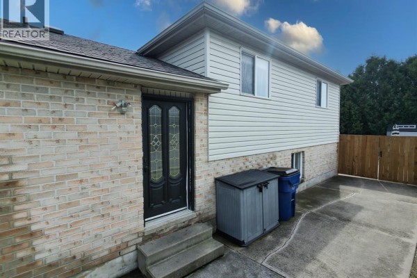 Laundry room - 8 Hampton Court, Chatham, ON N7M6K9 Photo 2