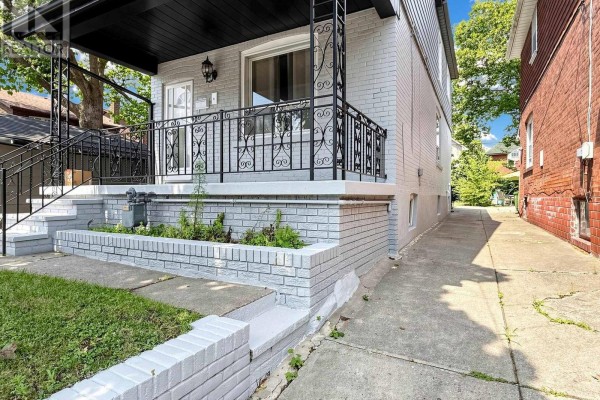 8 Harris Avenue, Toronto, ON, photo 2