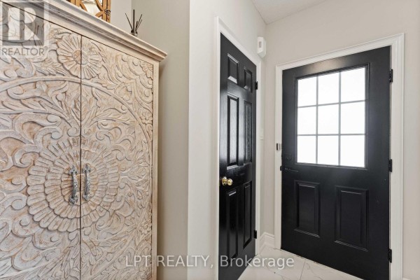Foyer - 8 Hattie Court, Georgina, ON L4P3Z7 Photo 3