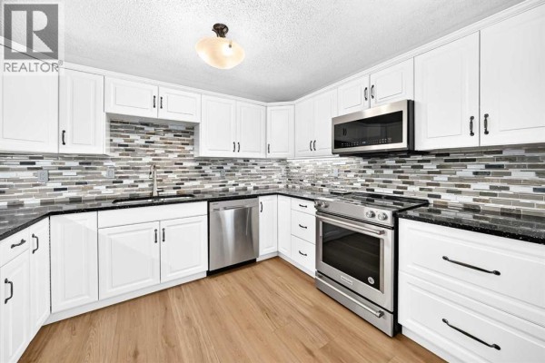 Living room - 8 Hawkfield Crescent Nw, Calgary, AB T3G1Z5 Photo 3