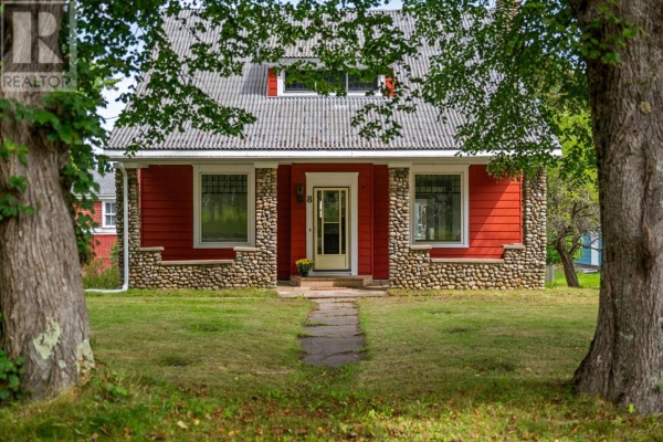 Living room - 8 Maple Drive, Lunenburg, NS B0J2C0 Photo 3