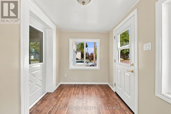 Bathroom - 8 Maria Street, Penetanguishene, ON L9M1L6 Photo 4