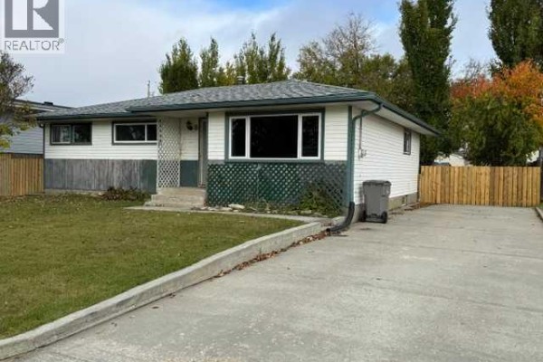 Bedroom - 8 Mcleod Drive, Whitecourt, AB T7S1H3 Photo 2