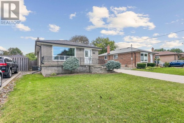 Living room - 8 Milner Road, Brampton, ON L6W3A5 Photo 2