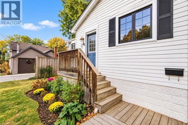2pc Bathroom - 8 Peel Street N, Dundas, ON L9H2Z7 Photo 5