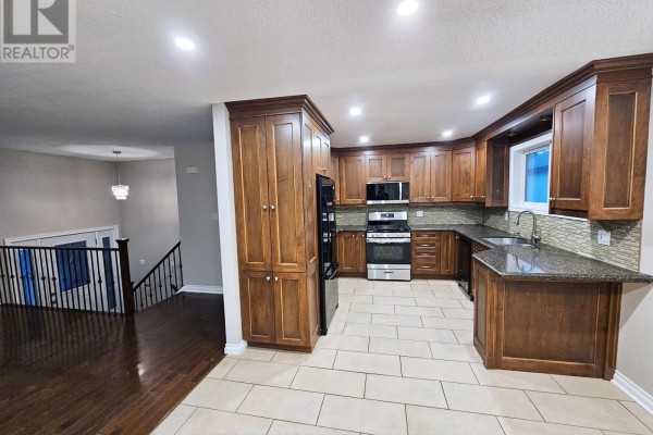 Kitchen - 8 Pilkington Crescent, Whitby, ON L1N6E9 Photo 3