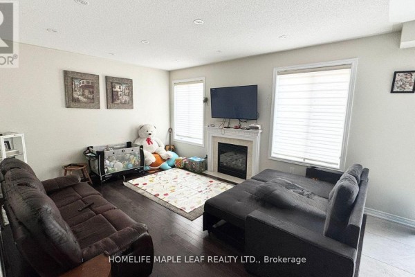 Living room - 8 Ricardo Road, Brampton, ON L6P3Z1 Photo 2