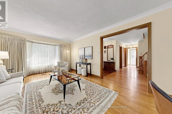 Living room - 8 Royal Garden Boulevard, Vaughan, ON L4L7C3 Photo 5