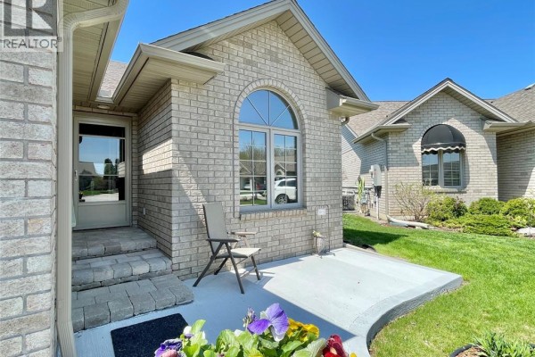Family room/Fireplace - 8 Sand Pebble Crescent, Kingsville, ON N9Y4B3 Photo 4
