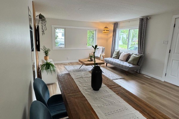 8 The Parkway Nw, Edmonton, AB, photo 2