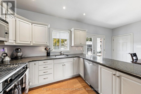Bedroom - 8 West Street, Penetanguishene, ON L9M1R4 Photo 5