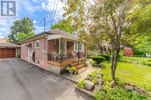 8 Woolton Crescent, Toronto, ON, photo 2