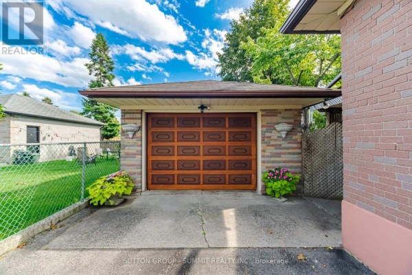 8 Woolton Crescent, Toronto, ON, photo 3