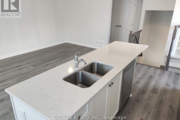 800 Kiniw Private, Ottawa, ON K1K5A3 Photo 5