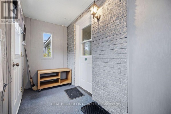 Mud room - 800 Pinegrove Crescent, Petawawa, ON K8A7E5 Photo 2