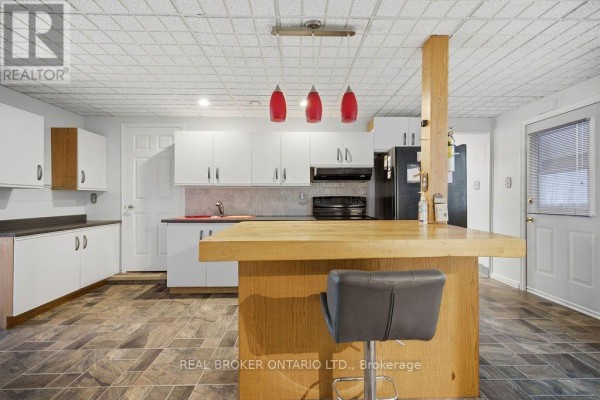 Workshop - 800 Pinegrove Crescent, Petawawa, ON K8A7E5 Photo 5
