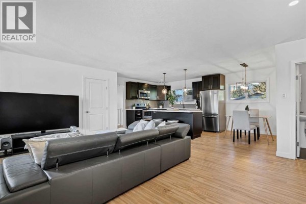 4pc Bathroom - 8007 36 Avenue Nw, Calgary, AB T3B1V8 Photo 2