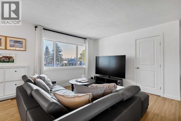 Kitchen - 8007 36 Avenue Nw, Calgary, AB T3B1V8 Photo 5