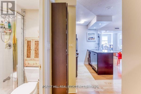 Kitchen - 801 - 100 Hayden Street, Toronto, ON M4Y3C7 Photo 3