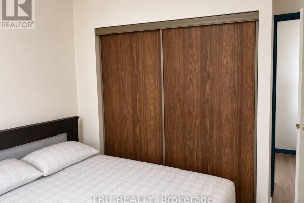 801 - 2019 Bank Street, Ottawa, ON K1V0N1 Photo 5