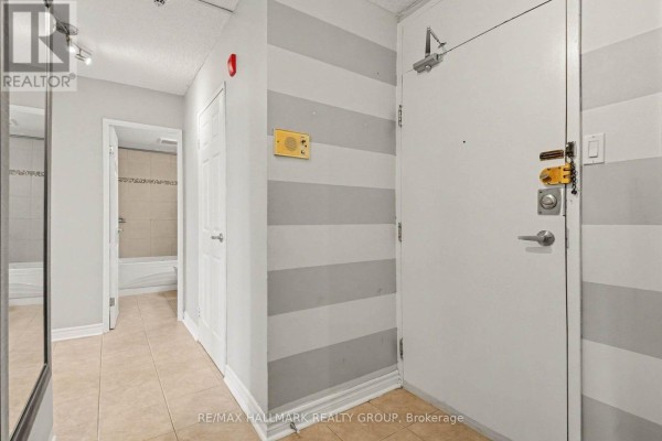 801 - 2020 Jasmine Crescent, Ottawa, ON K1J8K5 Photo 2
