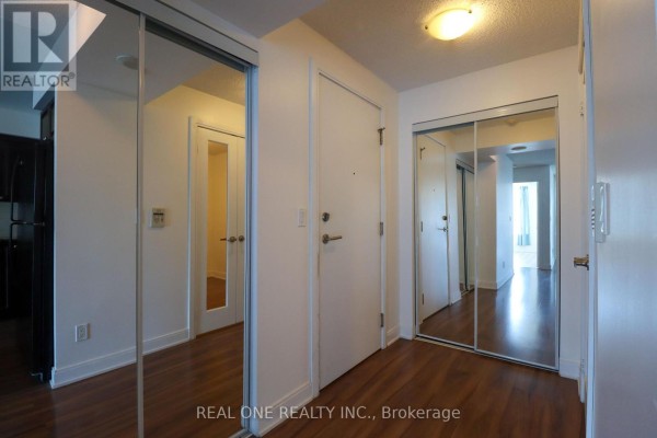 Living room - 801 - 330 Burnhamthorpe Road W, Mississauga, ON L5B0E1 Photo 5