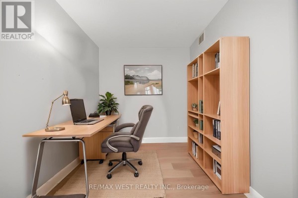 Living room - 801 - 3650 Kingston Road, Toronto, ON M1M3X9 Photo 3