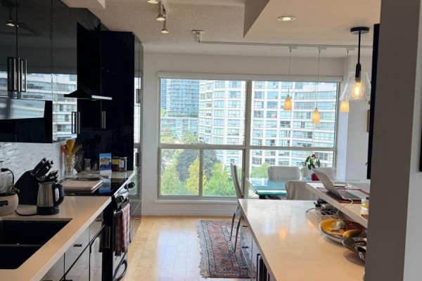 Kitchen - 802 - 2267 Lake Shore Boulevard, Toronto, ON M8V3X2 Photo 3