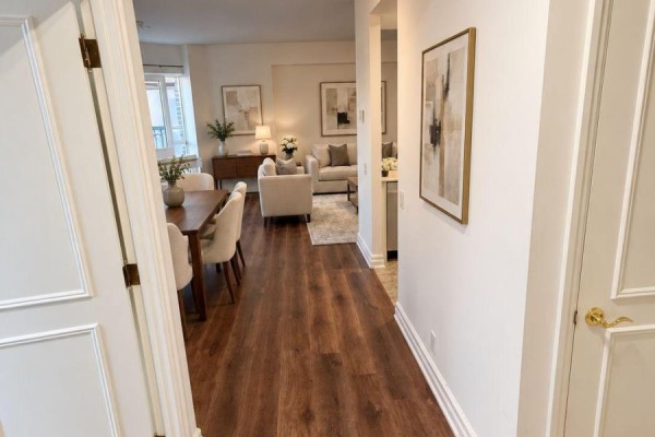 Living room - 802 - 38 Avenue Road, Toronto, ON M5R2G2 Photo 2