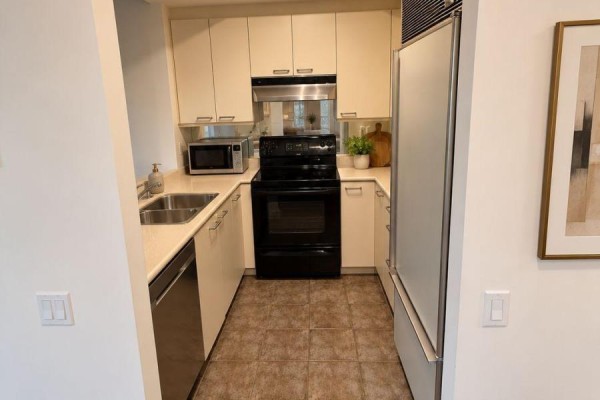 Kitchen - 802 - 38 Avenue Road, Toronto, ON M5R2G2 Photo 4