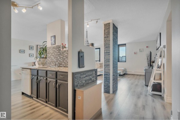 Kitchen - #802 10145 109 St Nw, Edmonton, AB T5J3M5 Photo 3