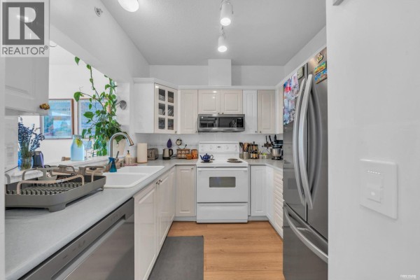 802 160 W Keith Road, North Vancouver, BC V7M3M2 Photo 3