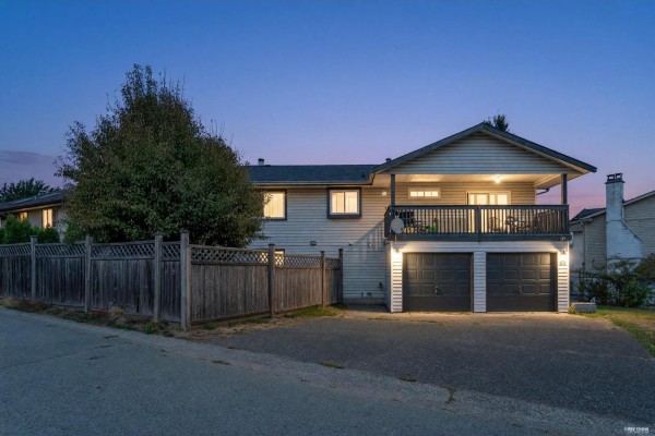 8020 Dominion Place, Surrey, BC V3W6B2 Photo 2