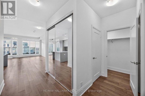 Living room - 803 - 151 Avenue Road, Toronto, ON M5R0B8 Photo 3