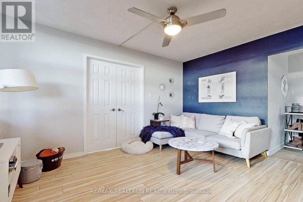 Living room - 803 - 2245 Eglinton Avenue E, Toronto, ON M1K2N3 Photo 3