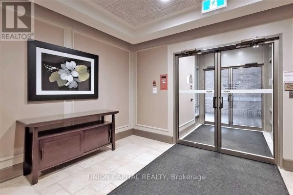 Living room - 803 - 284 Bloor Street W, Toronto, ON M5S3B8 Photo 4