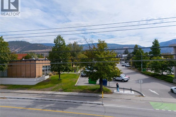 803 Fairview Road Unit# 301, Penticton, BC V2A5Y7 Photo 4