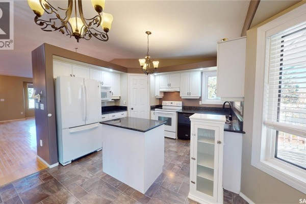 Dining room - 803 Swan Crescent, Saskatoon, SK S7J5C7 Photo 3